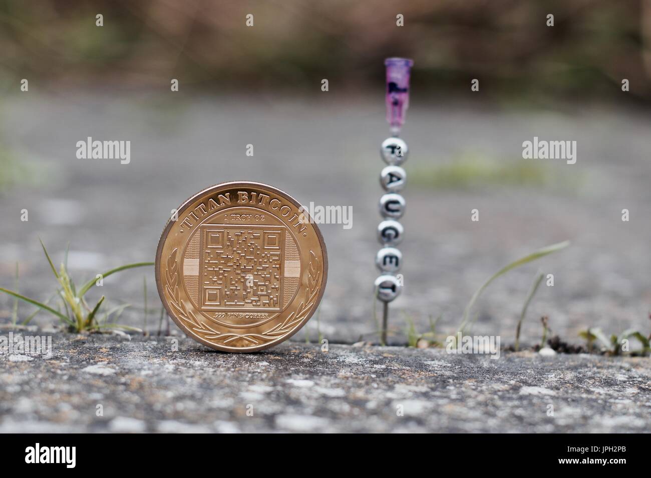 Digitale Währung physische gold Titan Bitcoin Münze mit qr-Code in der Nähe  von Wasserhahn auf der Nadel Stockfotografie - Alamy