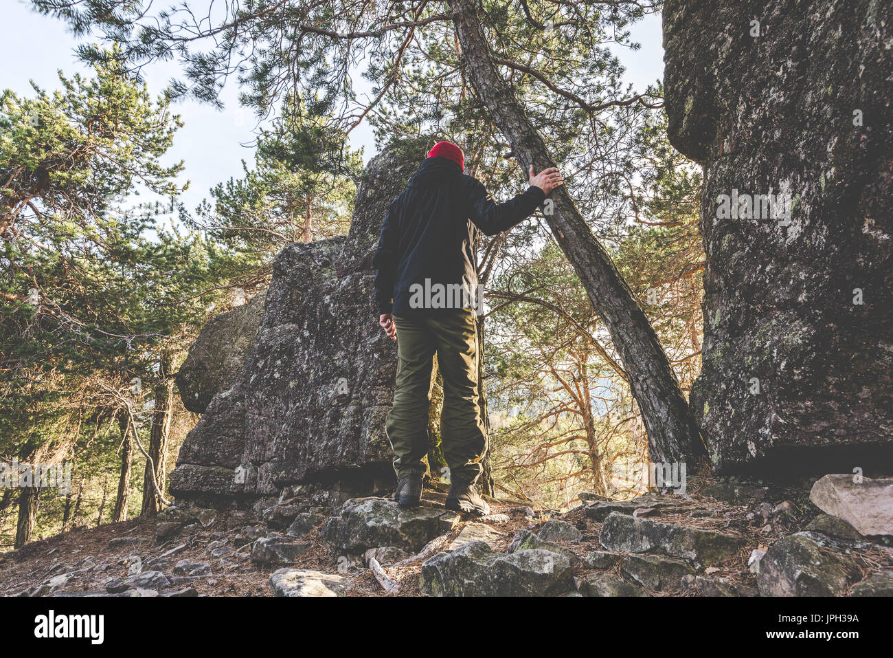 Wanderer auf den Felsen stehen und betrachtet einen schönen Berg-Landschaft - Fernweh Reisekonzept mit sportlichen Menschen auf der Exkursion in wilder Natur Stockfoto
