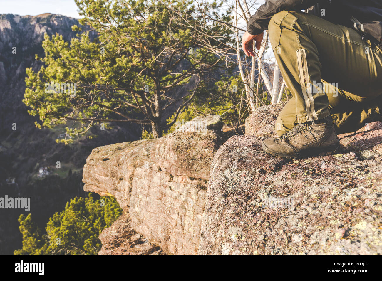 Wanderer auf den Felsen stehen und betrachtet einen schönen Berg-Landschaft - Fernweh Reisekonzept mit sportlichen Menschen auf der Exkursion in wilder Natur Stockfoto