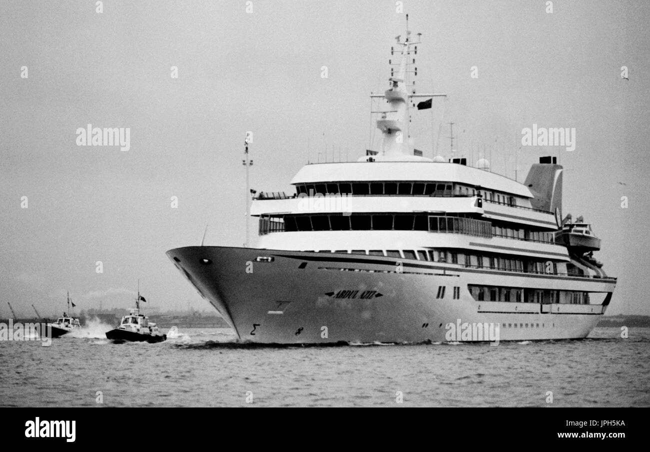 AJAXNETPHOTO. 1989. SOUTHAMPTON, ENGLAND. -KÖNIGLICHE YACHT - DIE SAUDI ARABIEN KÖNIGLICHE YACHT ABDUL AZIZ NACH AUßEN GEBUNDEN, NACH EINER KURZEN ÜBERHOLUNG IN PORT FOTO: JONATHAN EASTLAND/AJAX REF: 89 4A Stockfoto