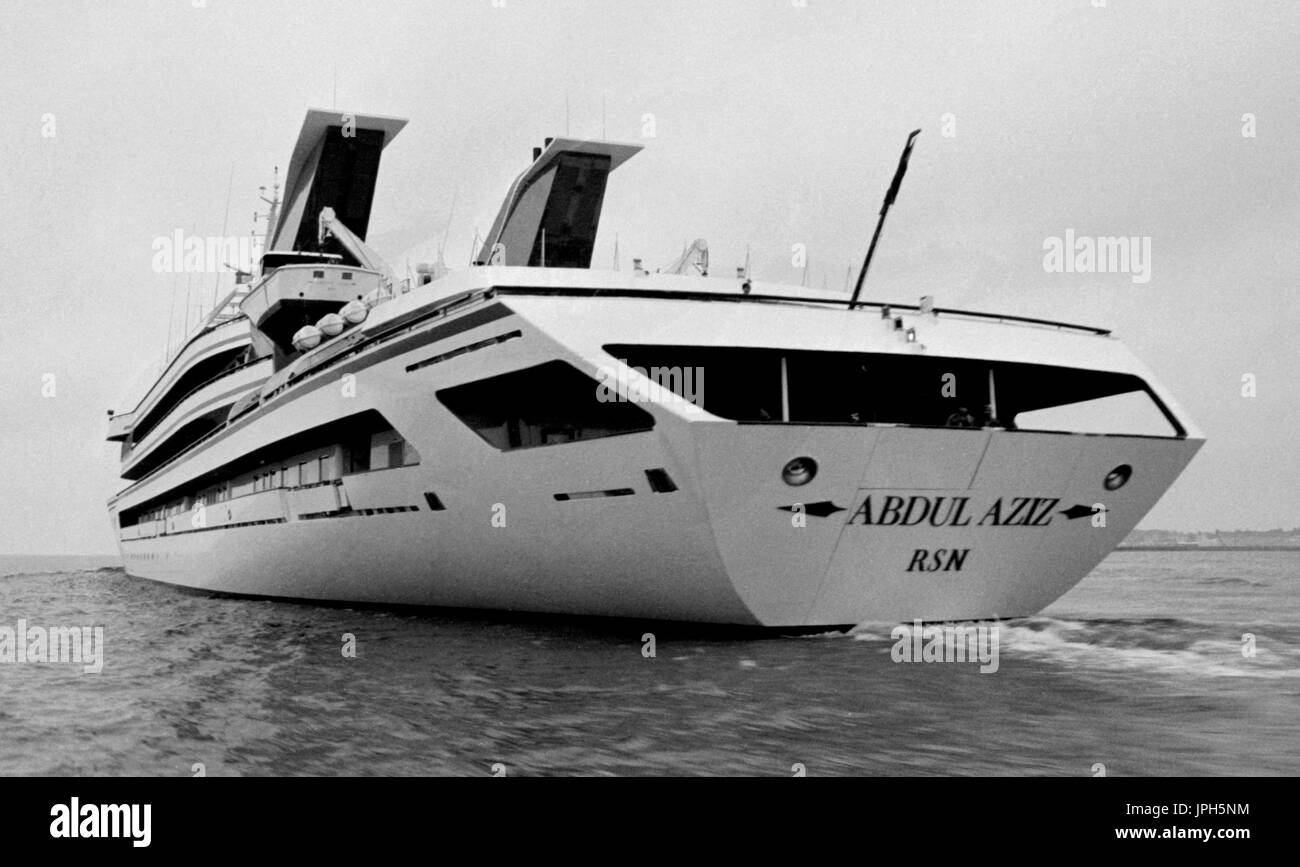 AJAXNETPHOTO. 1989. SOUTHAMPTON, ENGLAND. -KÖNIGLICHE YACHT - DIE SAUDI ARABIEN KÖNIGLICHE YACHT ABDUL AZIZ NACH AUßEN GEBUNDEN, NACH EINER KURZEN ÜBERHOLUNG IN PORT FOTO: JONATHAN EASTLAND/AJAX REF: 89 19A Stockfoto