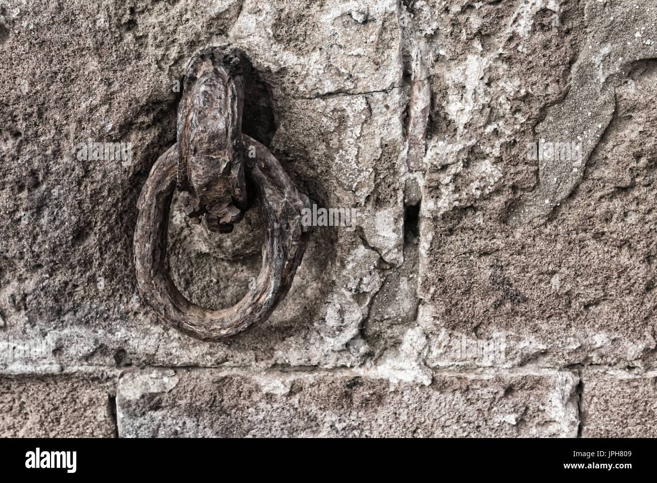 Eisenring auf Steinmauer. Abstraktes Hintergrundbild Textur. Stockfoto
