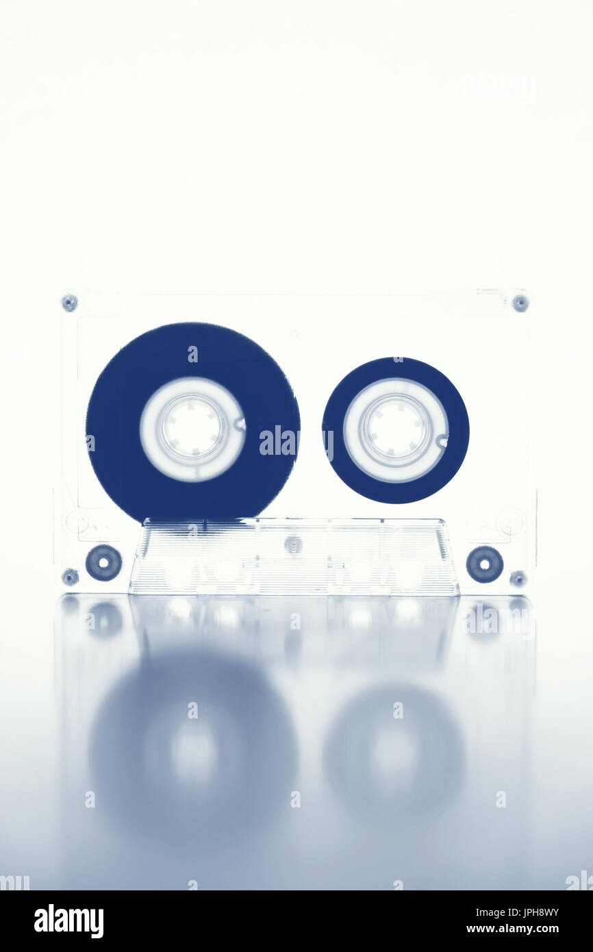 Alte Audiokassette, Hintergrundbeleuchtung auf einem weißen Hintergrund. Retro und Vintage Thema Stockfoto