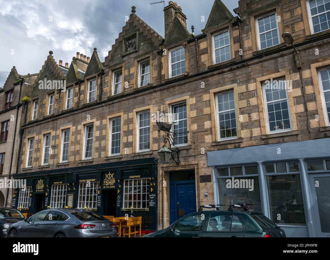 Alte Gebäude und Restaurants, darunter das Schiff am Ufer, das Ufer, Leith, Edinburgh, Schottland, Großbritannien Stockfoto