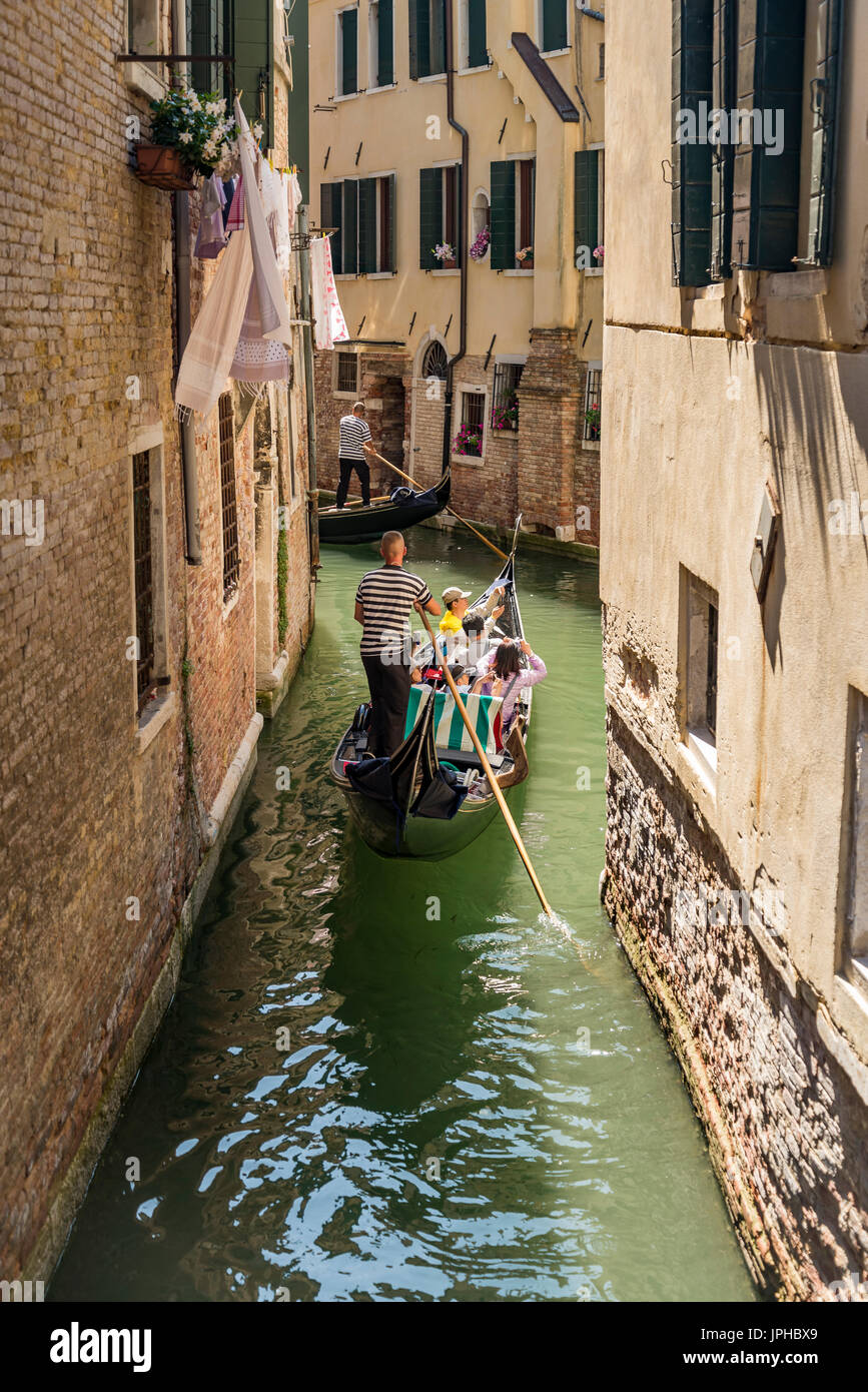 Blick auf den Kanal von Venedig mit einem schwimmenden Gondel Stockfoto