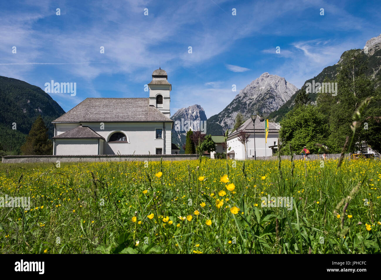 Kirche in Unterkirchen und alpinen Wiese im Sommer, Leutaschtal, Tirol, Österreich Stockfoto