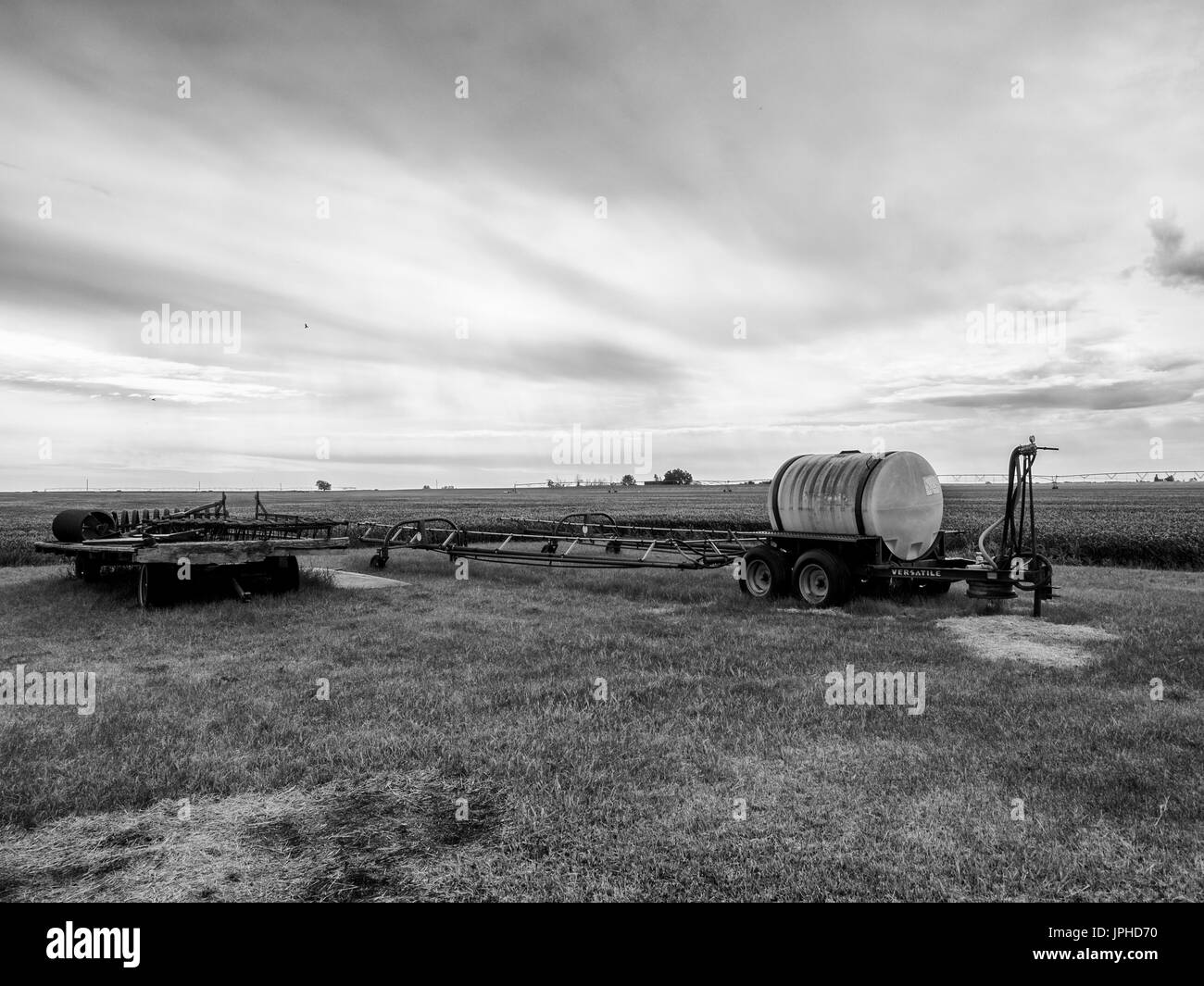 Schwarz / weiß Version der Farm Wasserfass Speicher und andere Geräte: Stockfoto