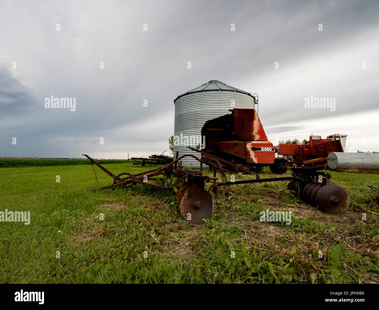 Alte Farm Equipment und Korn Fässer Stockfoto