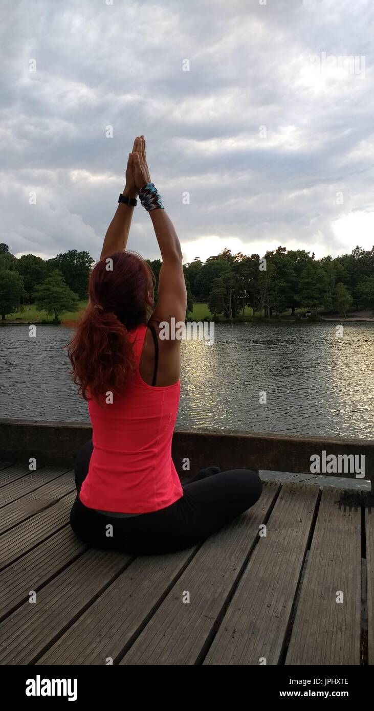 Yoga pose im Freien Stockfoto