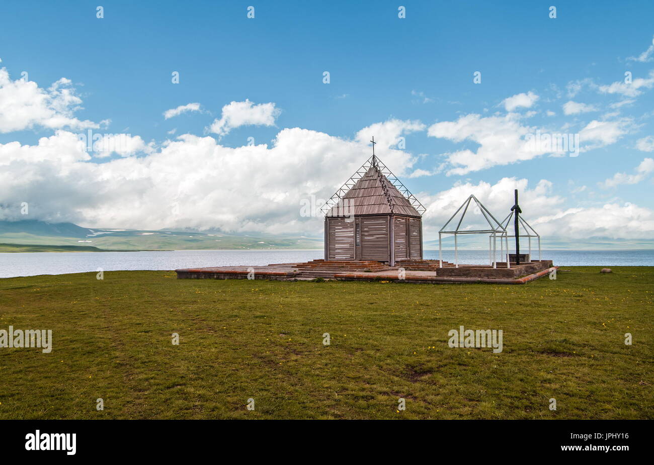 Kleine Kirche am See, Georgia. Caucasus Stockfoto