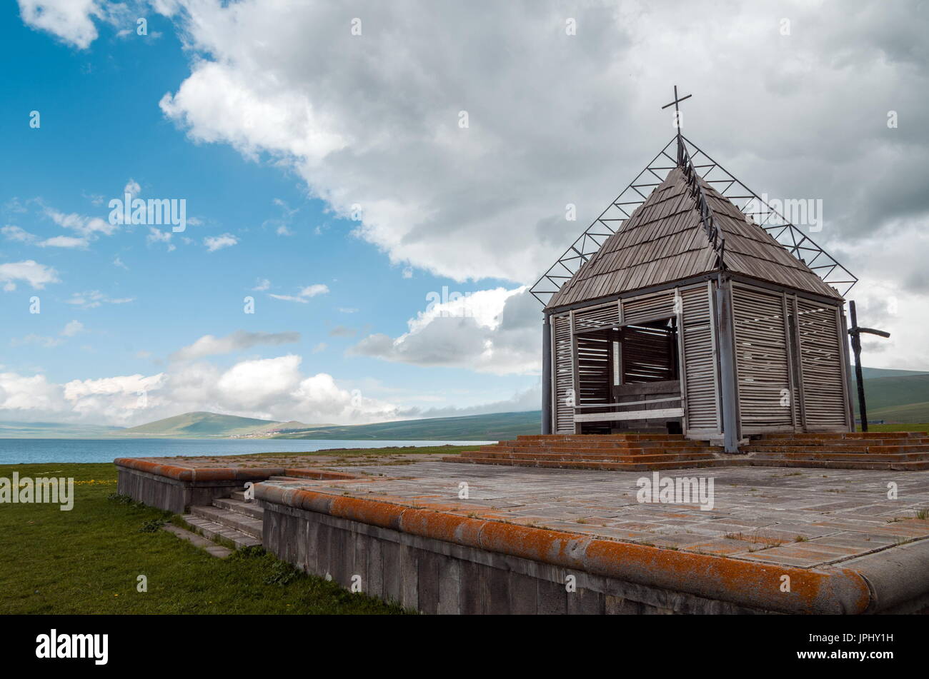 Kleine Kirche am See, Georgia. Caucasus Stockfoto
