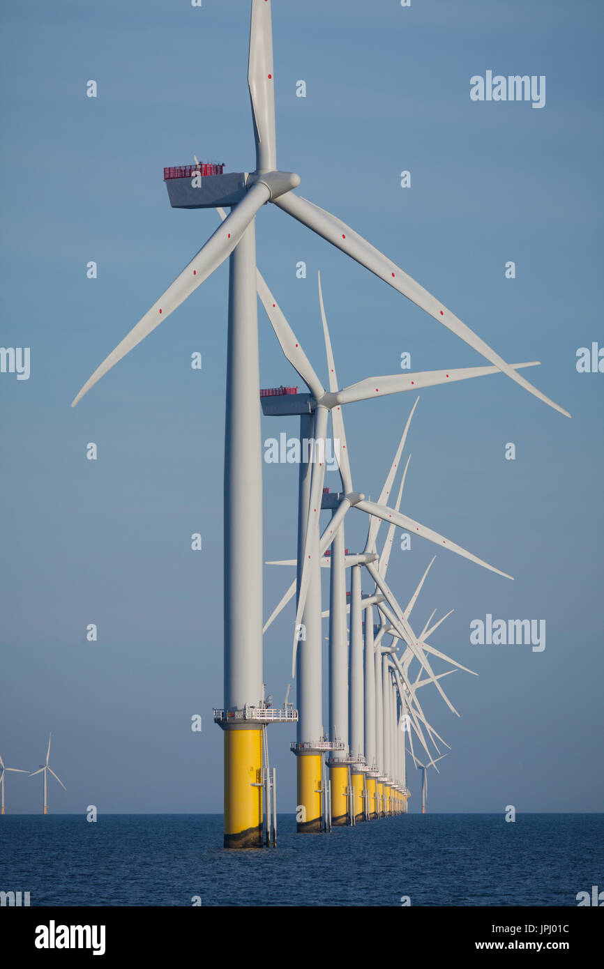 Turbinen auf dem Westlich von duddon Sands Offshore-windpark vor der Küste von Cumbria, Großbritannien Stockfoto