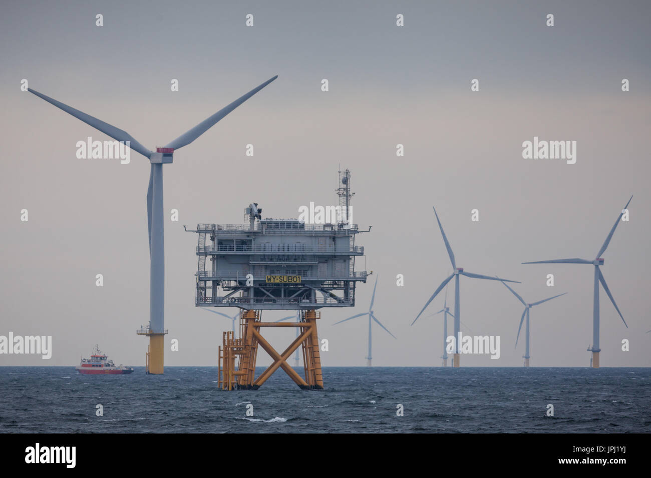 Der Unterstation und Turbinen auf Walney Offshore-windpark vor der Küste von Cumbria, Großbritannien Stockfoto