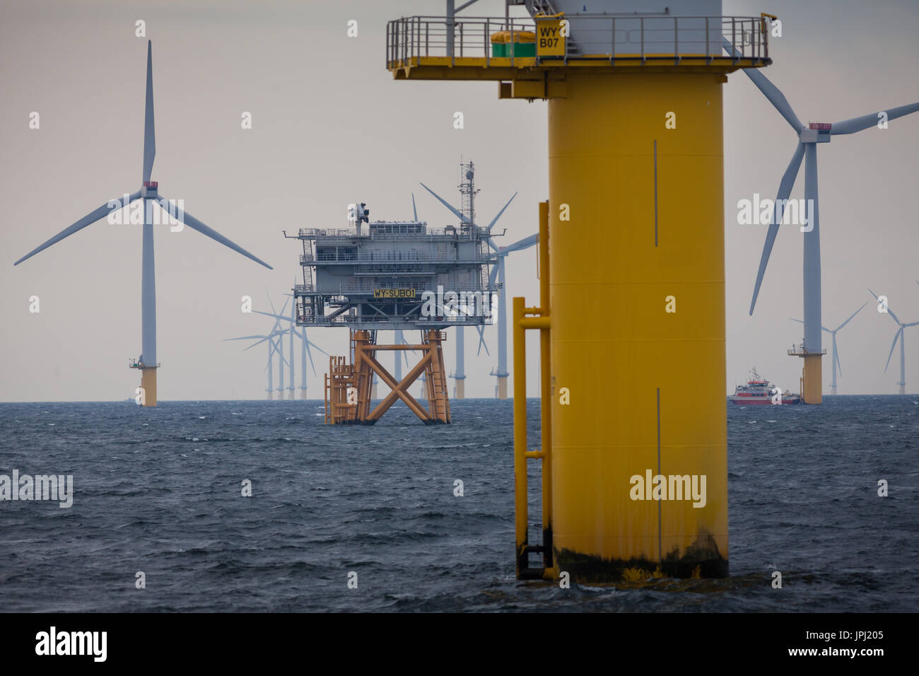 Der Unterstation und Turbinen auf Walney Offshore-windpark vor der Küste von Cumbria, Großbritannien Stockfoto