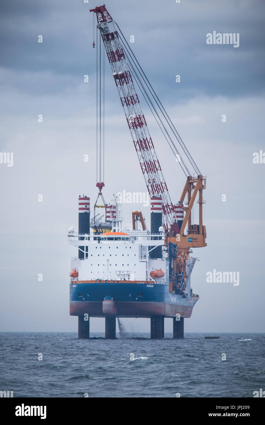 Die Jack-up Gefäß, Aeolus, installieren die Übergangsstücke (TP) auf dem Walney Erweiterung Offshore-windpark Stockfoto