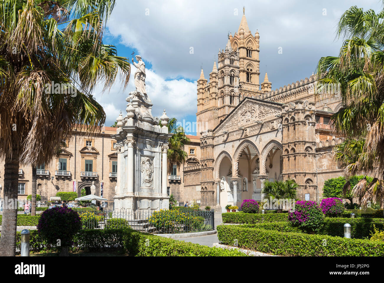 In der Piazza Cattedrale mit Blick auf die gotische Laubengang und Haupteingang der Kathedrale in Zentral-Palermo, Sizilien, Italien. Stockfoto