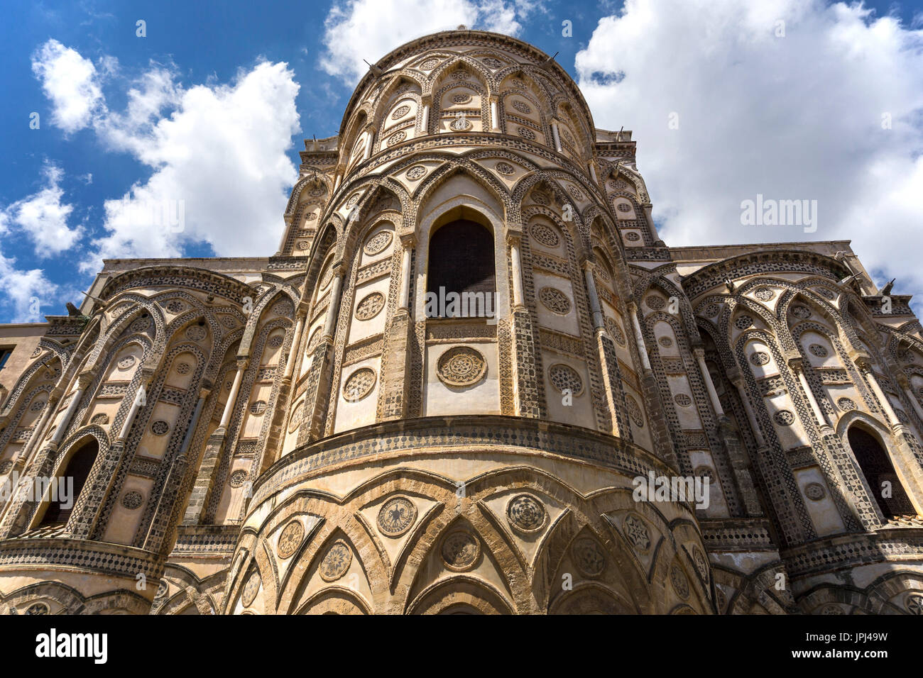 Außendekoration auf der dreifache Apsis der Kathedrale von Monreale, in der Nähe von Palermo, Sizilien, Italien. Stockfoto