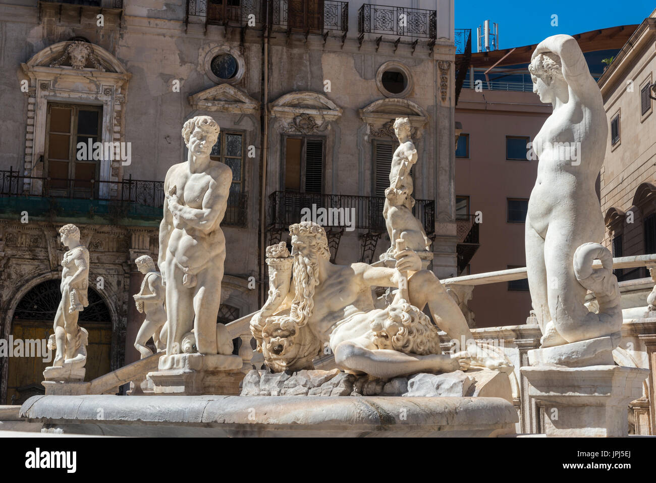 Marmorstatuen Menschen, Meerjungfrauen, Nymphen und Satyrn auf dem 16. Jahrhundert Florentiner Brunnen in Piazza Pretoria, zentrale Palermo, Sizilien, Italien. Stockfoto