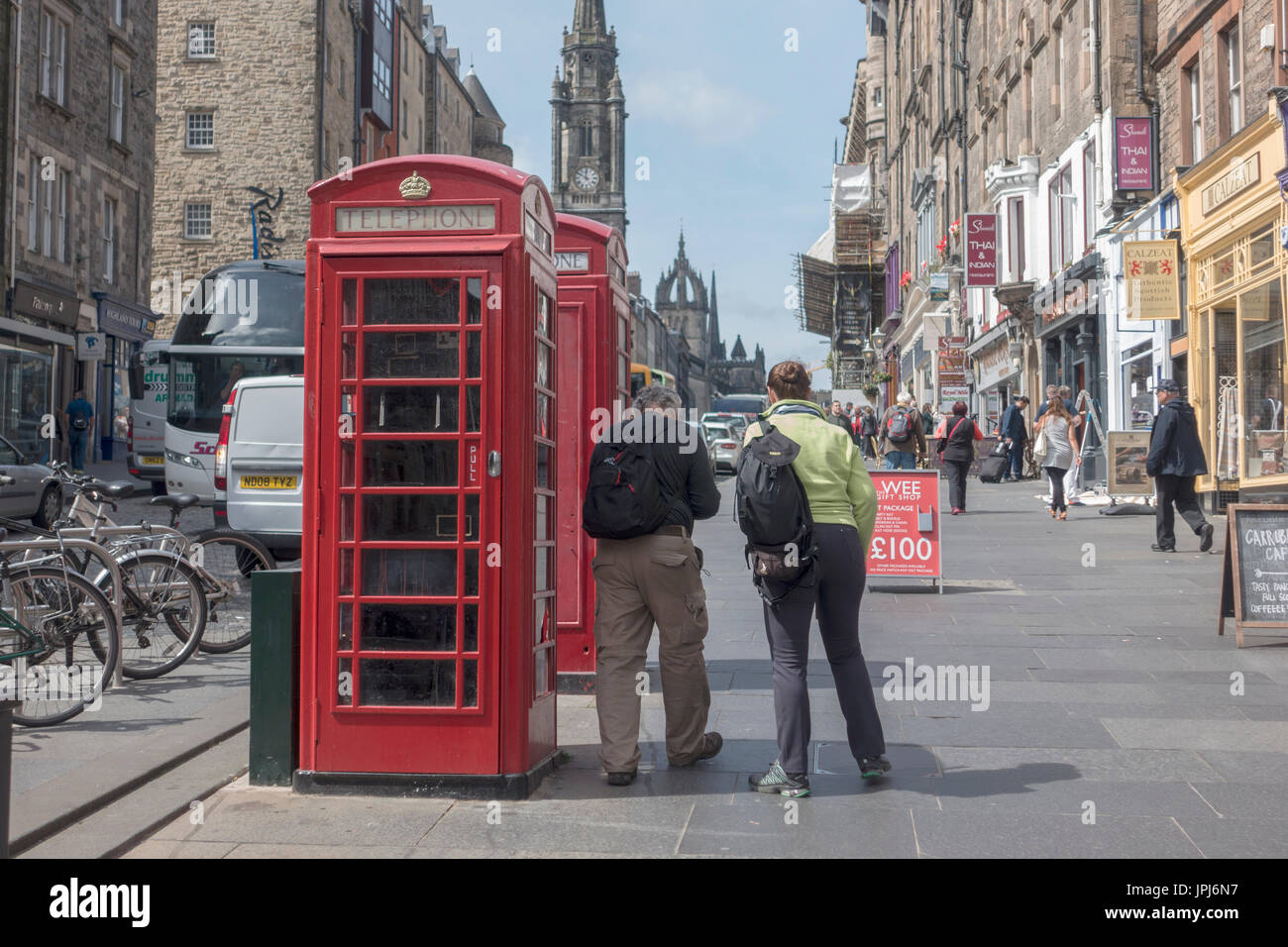 Touristen vor zwei rote Telefonzellen an der Royal Mile Altstadt von Edinburgh Schottland Stockfoto