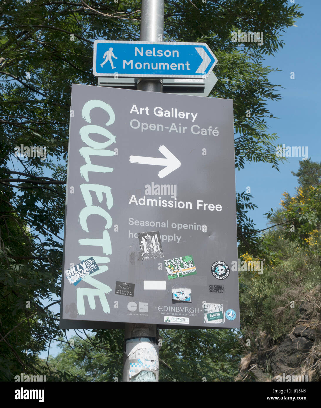 Straßenschild-Post für Nelson Monument und die kollektiv-Kunstgalerie am Calton Hill Neustadt Edinburgh Schottland Stockfoto