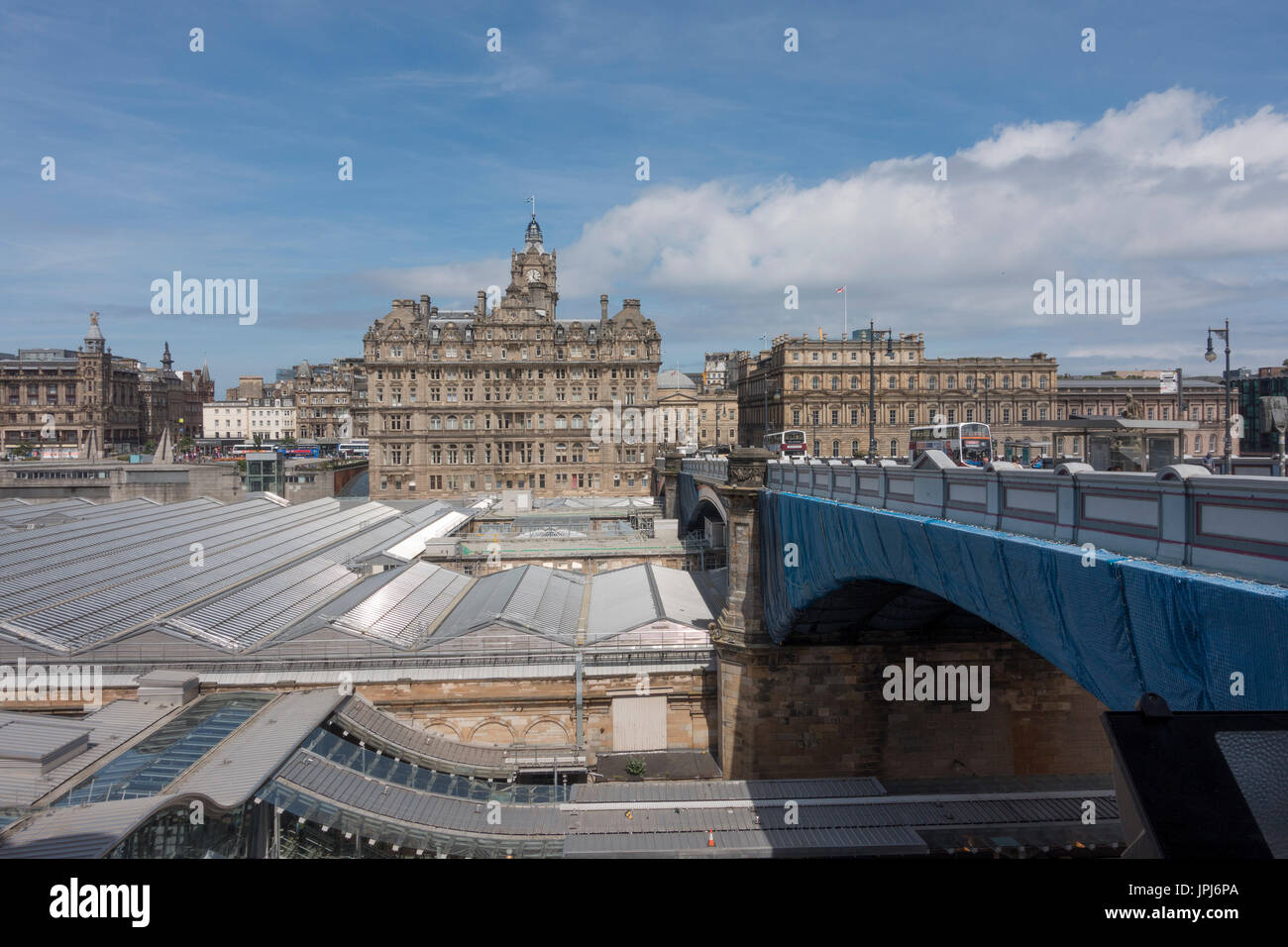 Das Balmoral Hotel gesehen von Edinburgh Old Town über das Dach der Waverley Station Schottland, Bestandteil der Rocco Forte Hotels Group Stockfoto