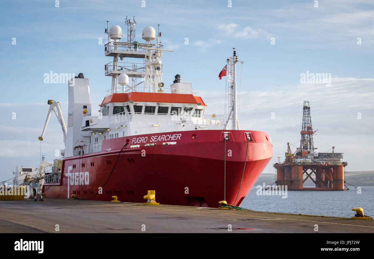 Übersicht Schiff, Fugro Searcher, daneben in Invergordon, Schottland Stockfoto