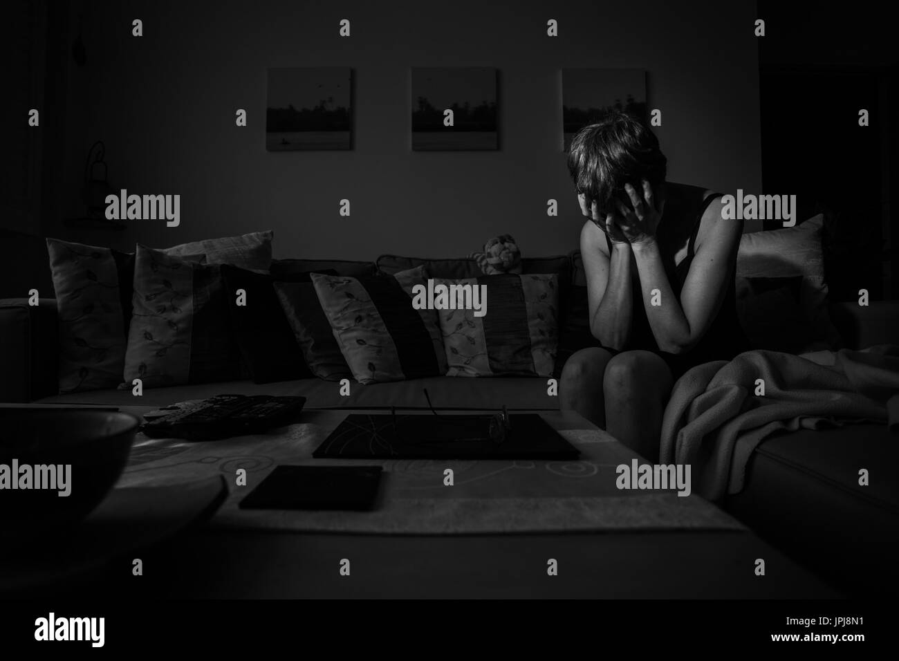 Deprimiert Frau, Kopf in den Händen und weinte in der Verzweiflung, die zeigen, wie es sich anfühlt, das Leben mit Depression und Angst. Stockfoto