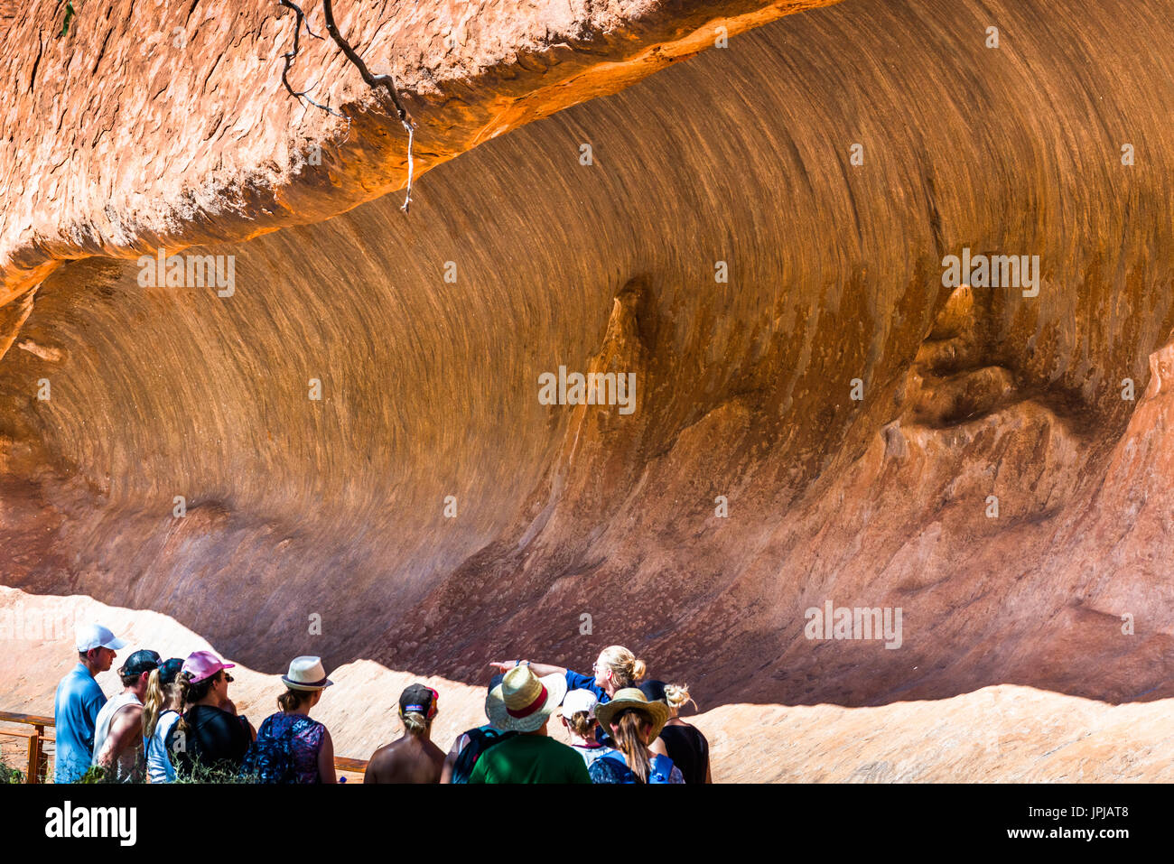 Wave Höhle Felsformation am Uluru aka Uluru, Northern Territory, Australien. Stockfoto