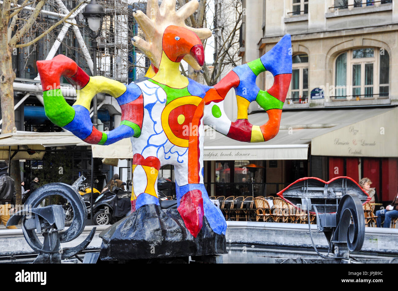 Bunte Skulptur und Installation im La Fontaine Stravinsky von Jean Tinguely und Niki de Saint Phalle in Paris, Frankreich. Stockfoto