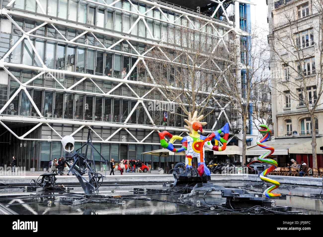 Bunte Skulptur und Installation im La Fontaine Stravinsky von Jean Tinguely und Niki de Saint Phalle in Paris, Frankreich. Stockfoto