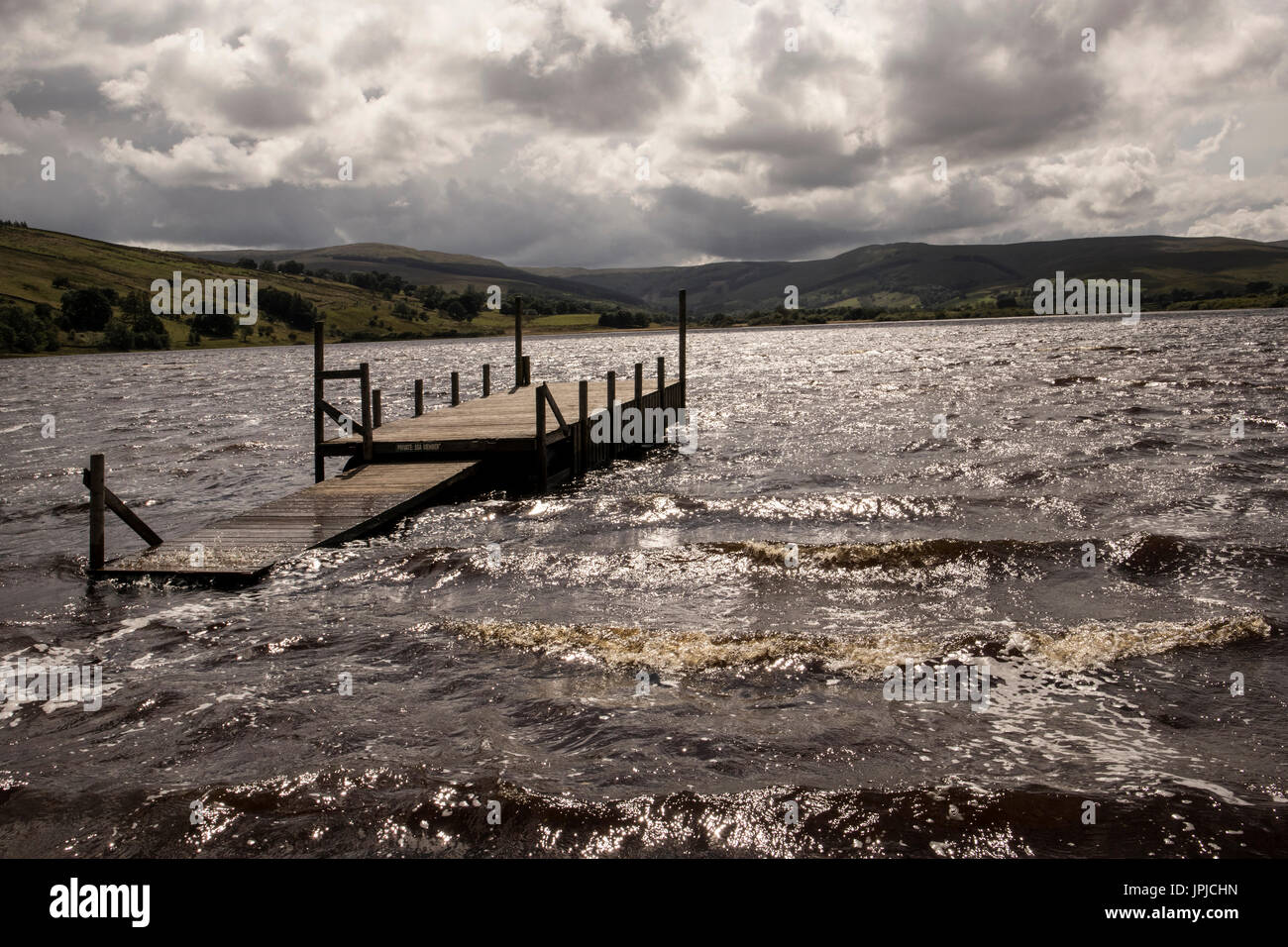 Überflutet Anlegestelle bei Semer Wasser in North Yorkshire bei windigem Wetter Stockfoto