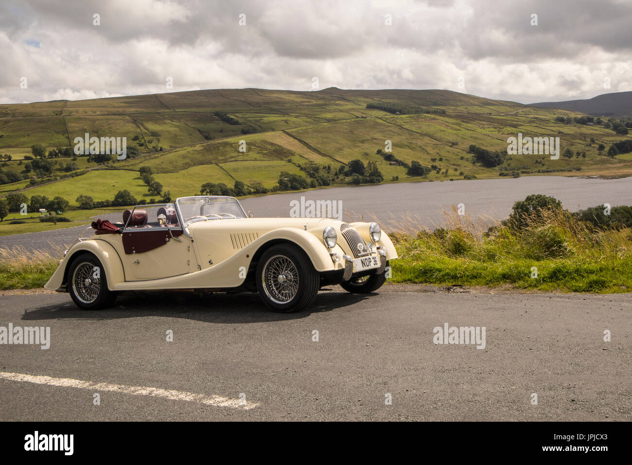 Creme Morgan Sports Car am See Semerwater in den Yorkshire Dales Stockfoto