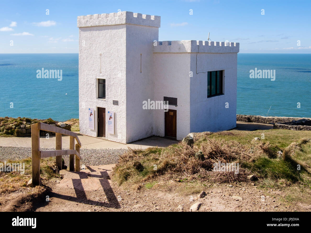 Ellin Turm RSPB Informationszentrum auf Klippen im Süden Stack Klippen Natur behalten. Holyhead heilige Insel Isle of Anglesey (Ynys Mon) Wales UK Stockfoto