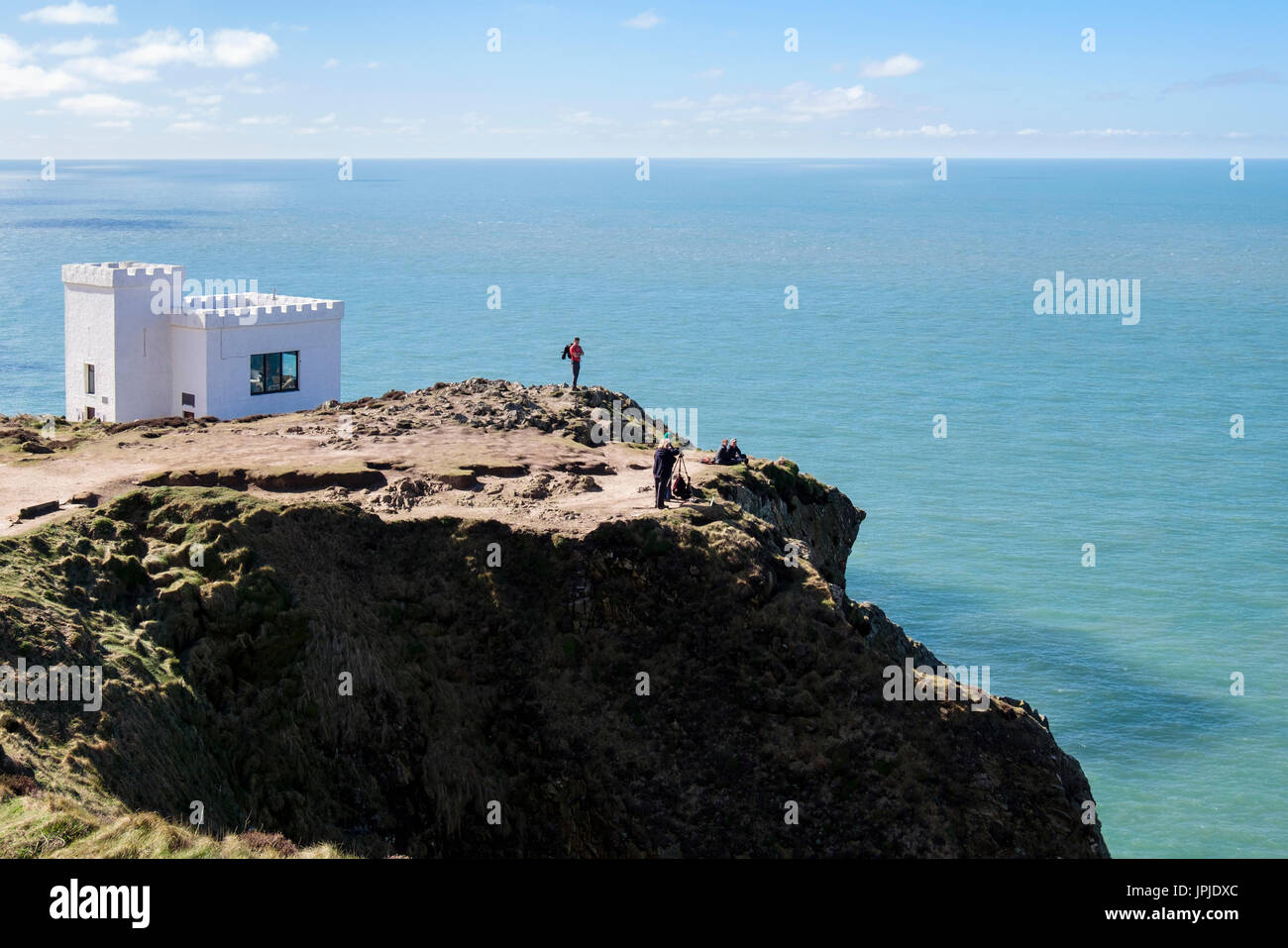 Ornithologen auf Klippen von Ellin Turm RSPB Informationszentrum in der South Stack Klippen Natur behalten. Isle of Anglesey North Wales UK Stockfoto