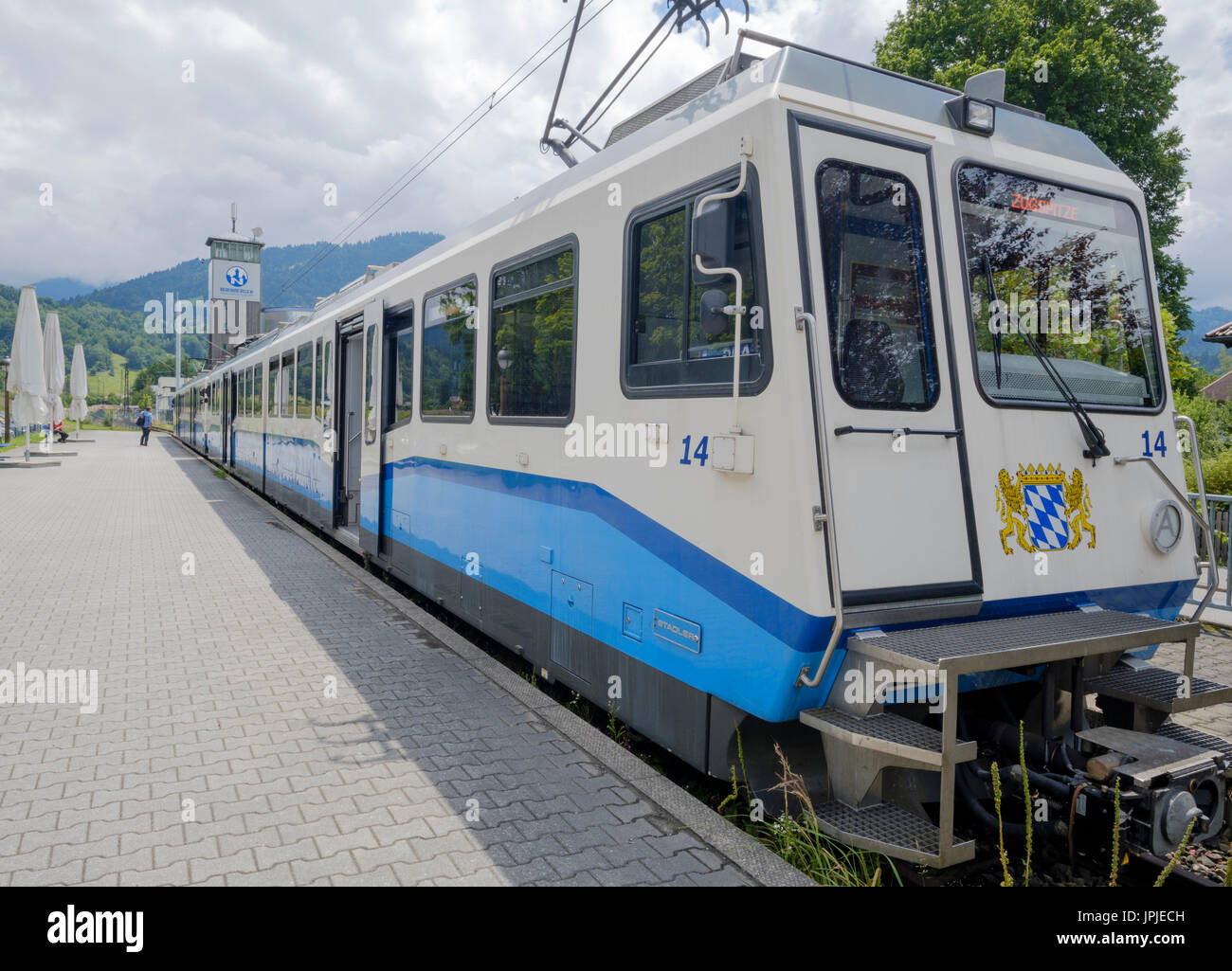 Zugspitzbahn in der Station im Zentrum von Garmisch, Garmisch-Partenkirchen, Bayern, Deutschland Stockfoto