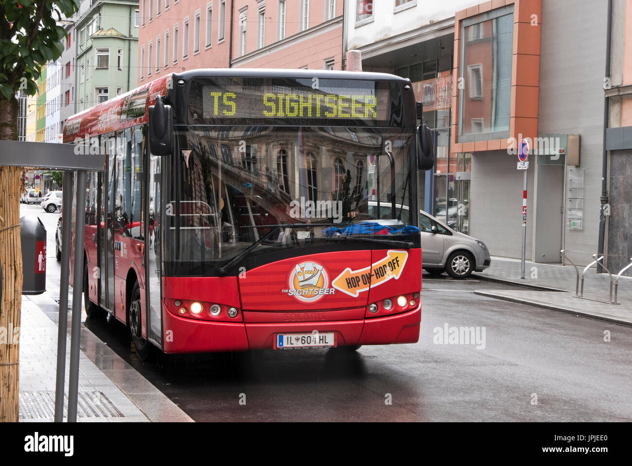 Einem roten Sightseer Bus in Innsbruck, Österreich Stockfoto
