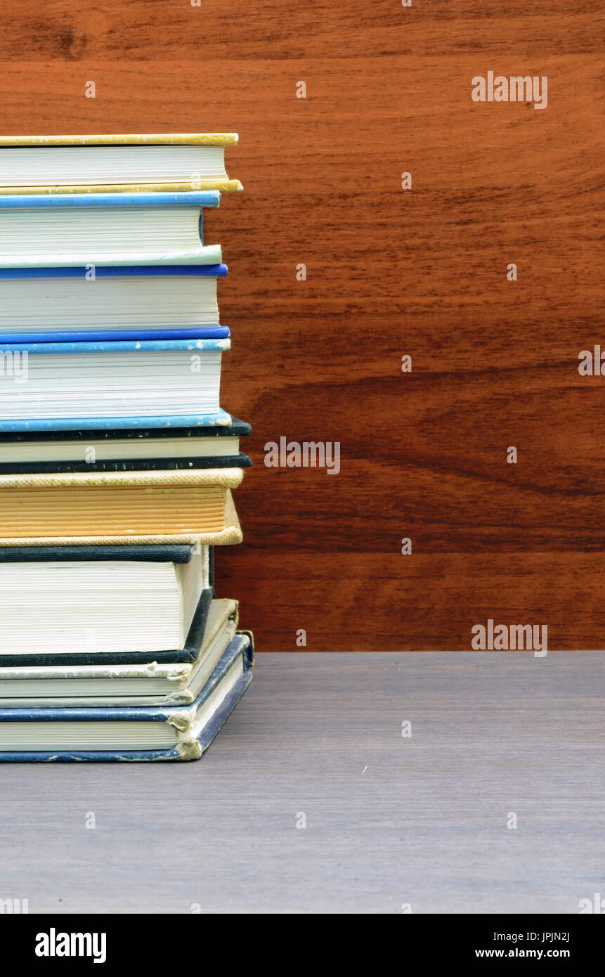 Bücher im Bücherregal Stockfoto