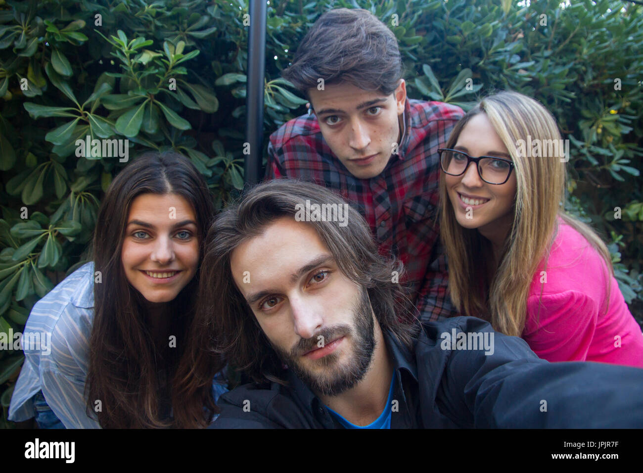 Junge Unternehmer tun einer selfie mit der mobilen auf der Terrasse. Sie ruhen von der Arbeit. Stockfoto