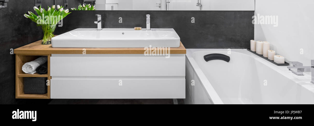 Schwarz / weiß Bad mit Doppelwaschbecken Arbeitsplatte, Panorama Stockfoto