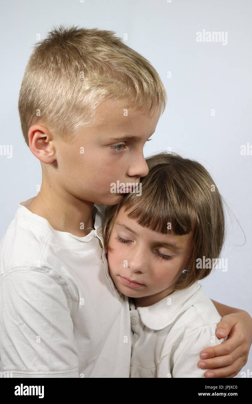 Porträt eines Jungen tröstend seine kleine Schwester Stockfoto