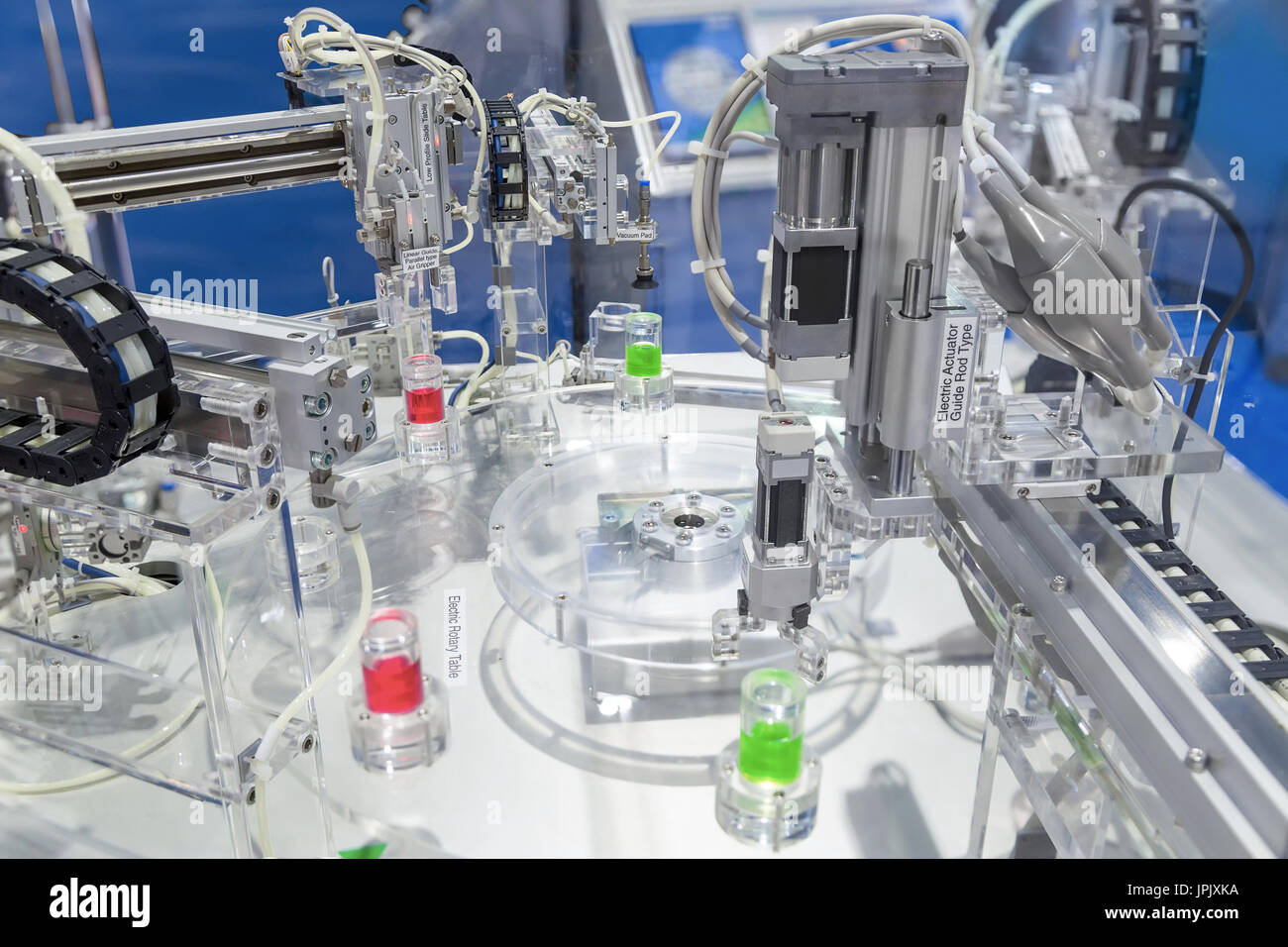 Parallele Ausführung Luft Greifer Vakuum-Pad und elektrischen Stellantrieb Guide Rod Typ auf Drehtisch in automatischen Roboter chemische Produktionslinie für Forschung la Stockfoto