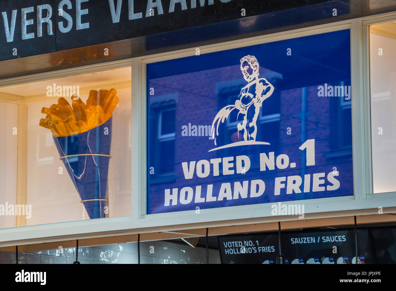 Bekanntesten belgischen Fritten Straße Verkauf in Amsterdam - Mannekepis Pommes - AMSTERDAM - Niederlande 2017 Stockfoto