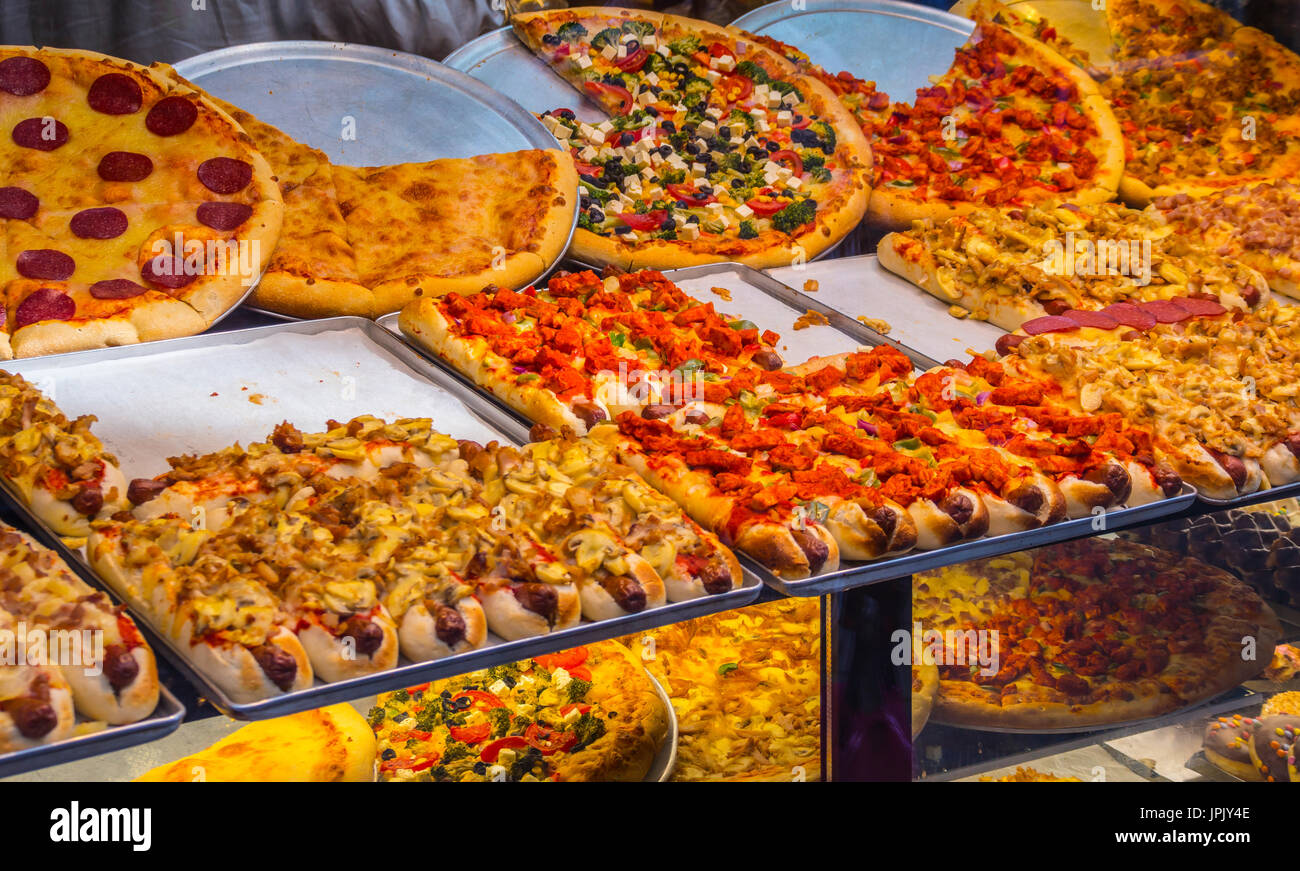 Pizza und mehr Fast-Food-Straße-Verkauf in Amsterdam - AMSTERDAM - Niederlande 2017 Stockfoto