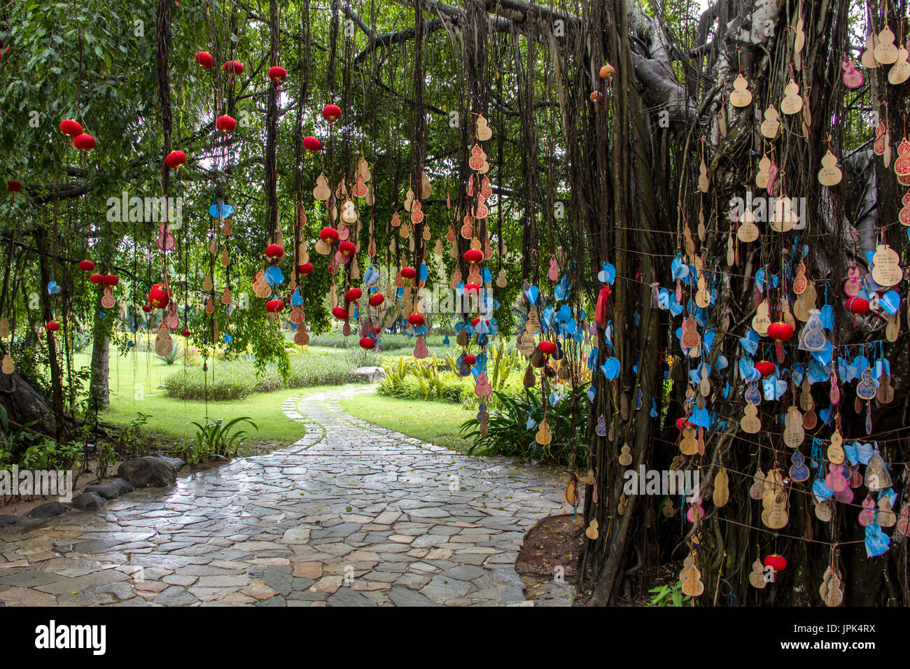 Wünschend Tabletten auf Bäumen in einem Park von Tianya Haijiao (das Ende der Erde), Hainan, China Stockfoto