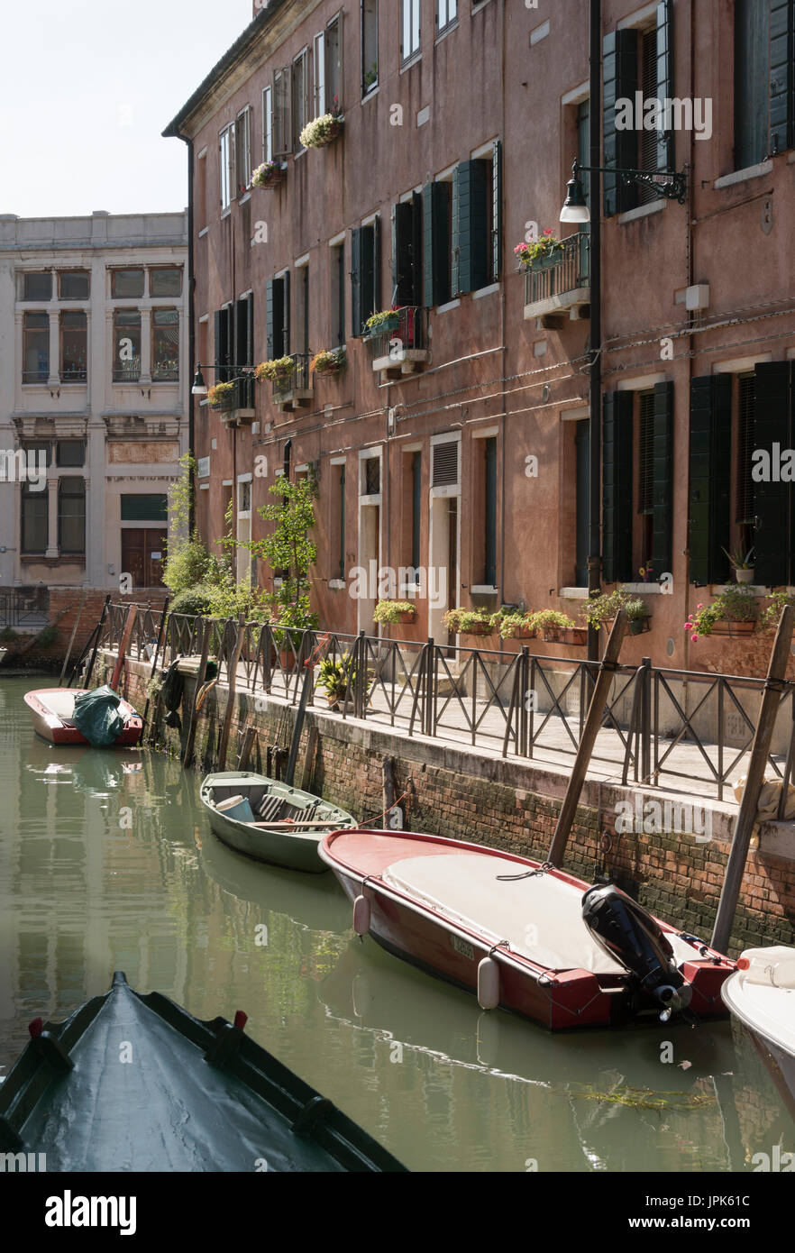 Eine ruhigen Kanal-Szene aus den weniger überfüllt, Vorstädten von Venedig auf der Isola della Giudecca. Stockfoto