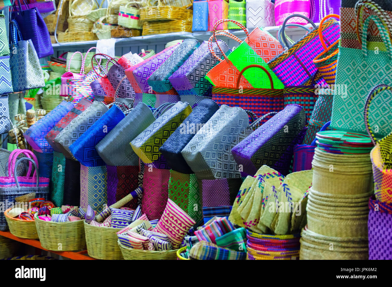 Bunte Körbe aus Kunststoff zum Verkauf auf einem Markt in Oaxaca, Mexiko Stockfoto