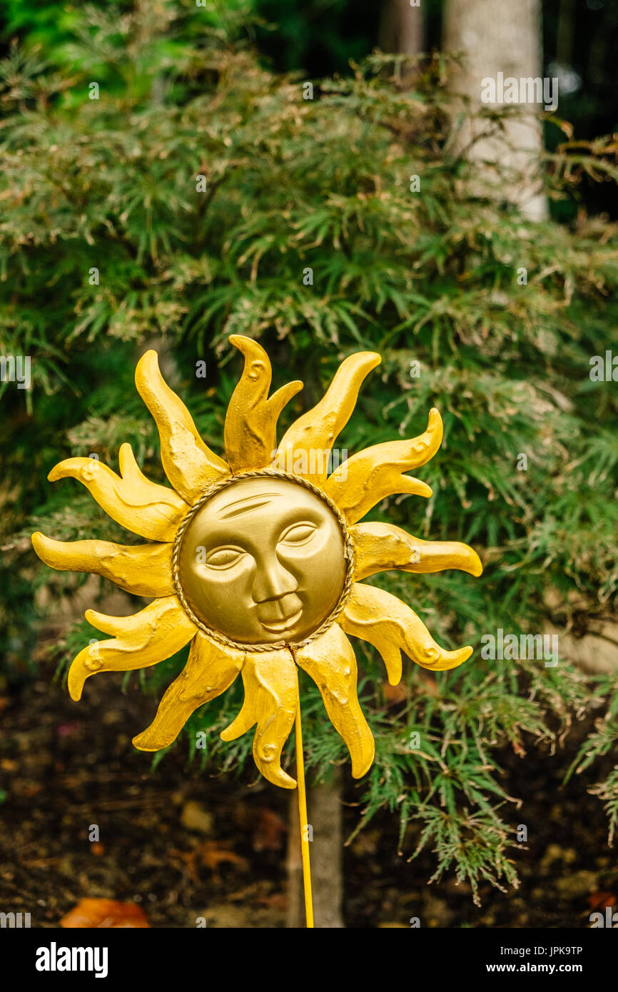 Garten Kunst in der Form der künstlerischen Form der Sonne vor dem hintergrund der grünen Laub gesetzt. Stockfoto