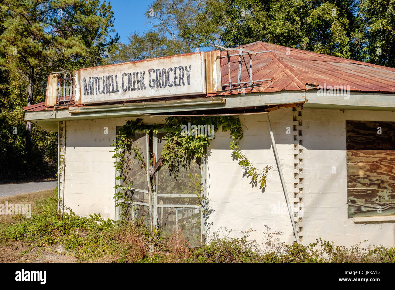 Geschlossen und verlassenen Mitchell creek Lebensmittelgeschäft Gebäude im ländlichen Alabama und spiegelt den Wandel der Zeit zu einem eher städtischen Lebensstil. Stockfoto