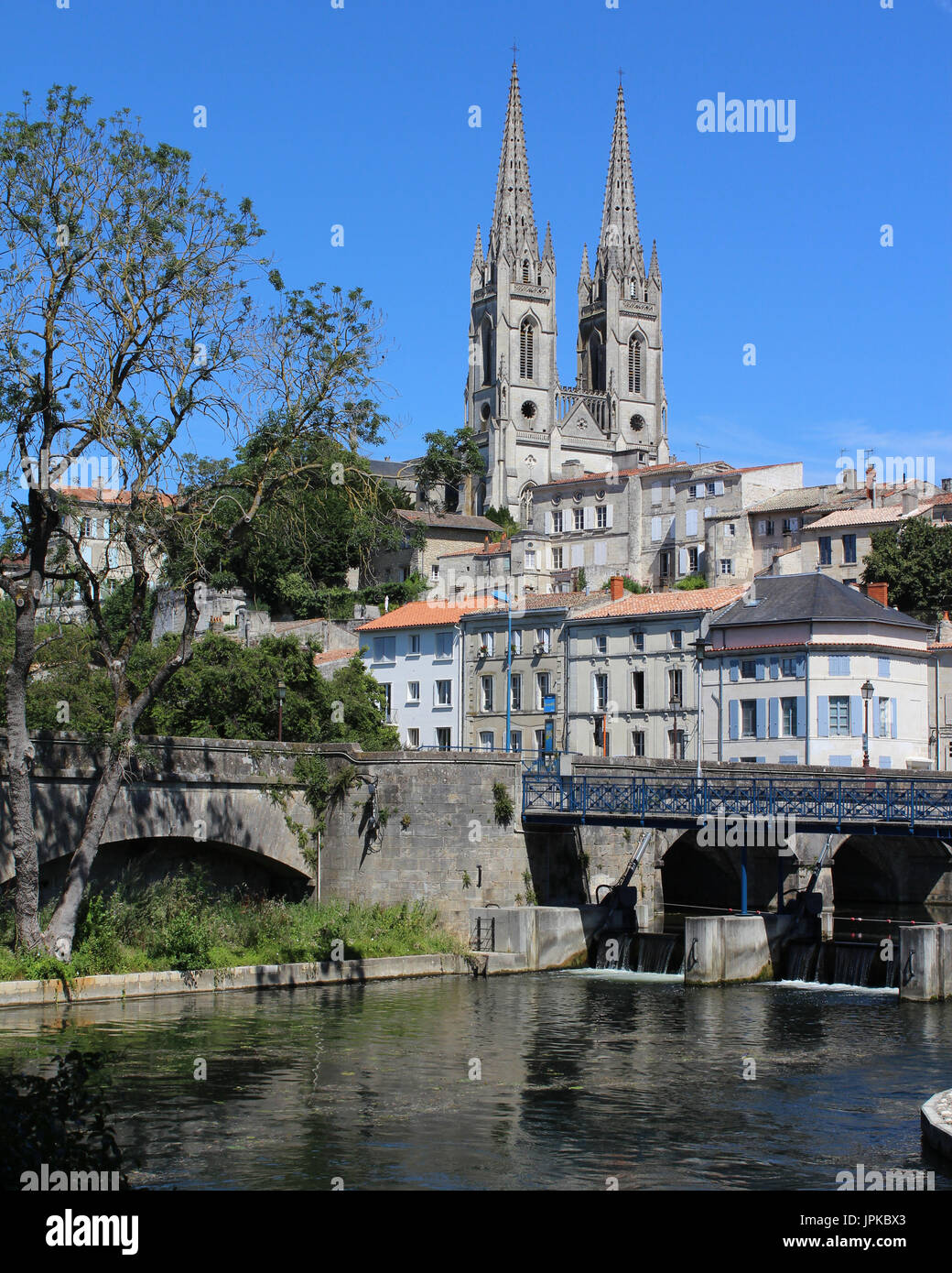 Ein Blick auf die historische Stadt Niort und St Andre Kirche am Fluss Sevre Niortaise, im Département Deux-Sèvres in Westfrankreich. Stockfoto