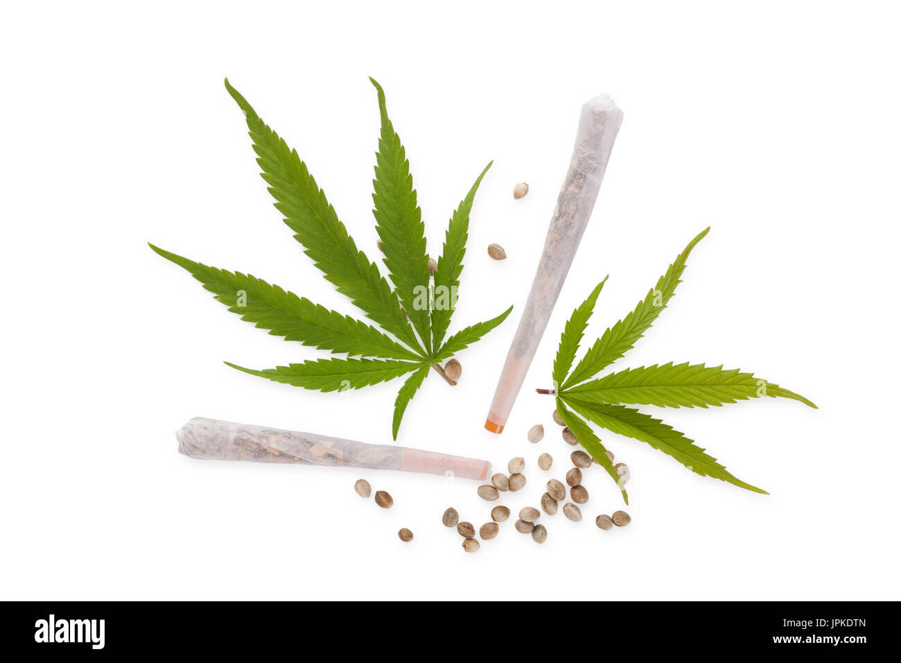 Cannabis-Gelenke und Samen mit Marihuana Blätter, isoliert auf weißem Hintergrund von oben. Medizinisches Marihuana, natürliches Heilmittel. Stockfoto